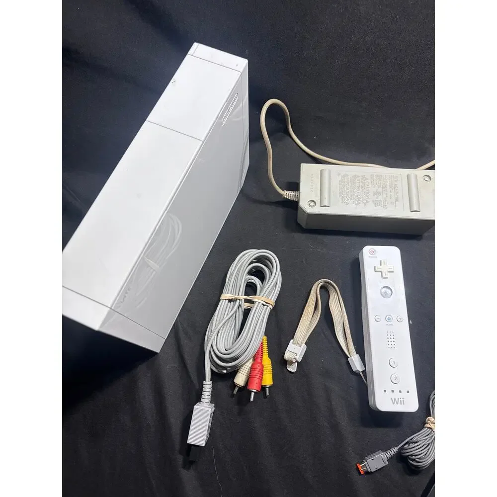 Nintendo Wii Console White GameCube Compatible Bundle Cords Remote Sensor Tested